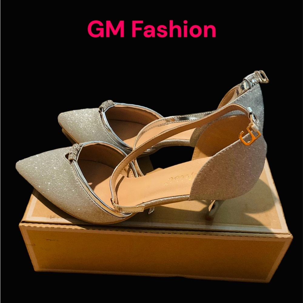 Hello  Ladies you deserve it 🌹
Gold Heels (8.5cm)
Size 9.5
price $35